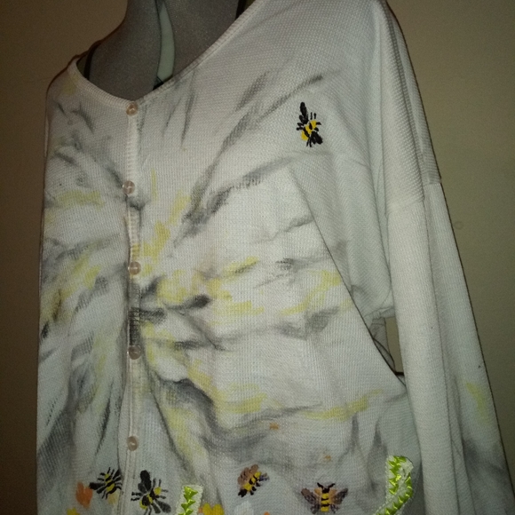 Plus Size Tie Dye Thermal, Plus Size Applique Bee Tie Dye Thermal Tie Blouse - Picture 14 of 16